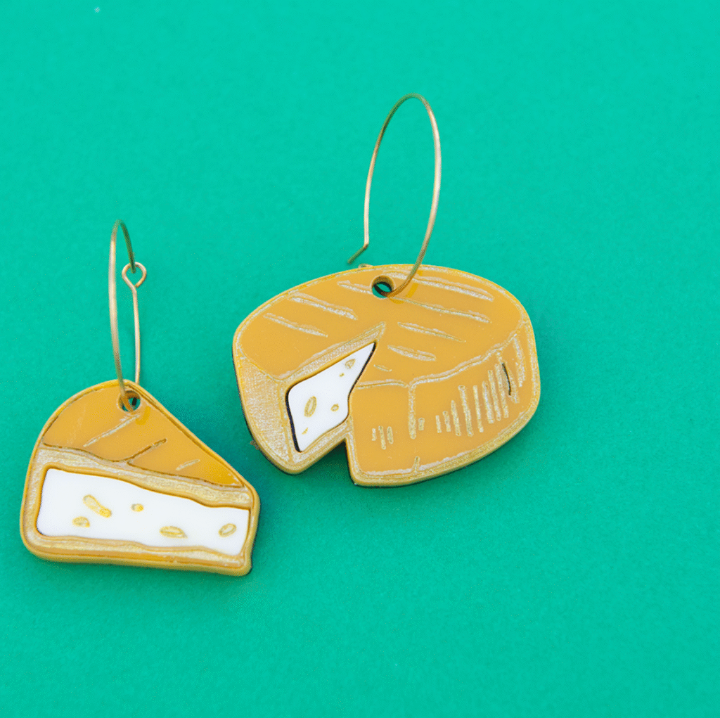 pendientes desparejados con forma de rueda de queso y cuña, en metacrilato pintado a mano con aro dorado