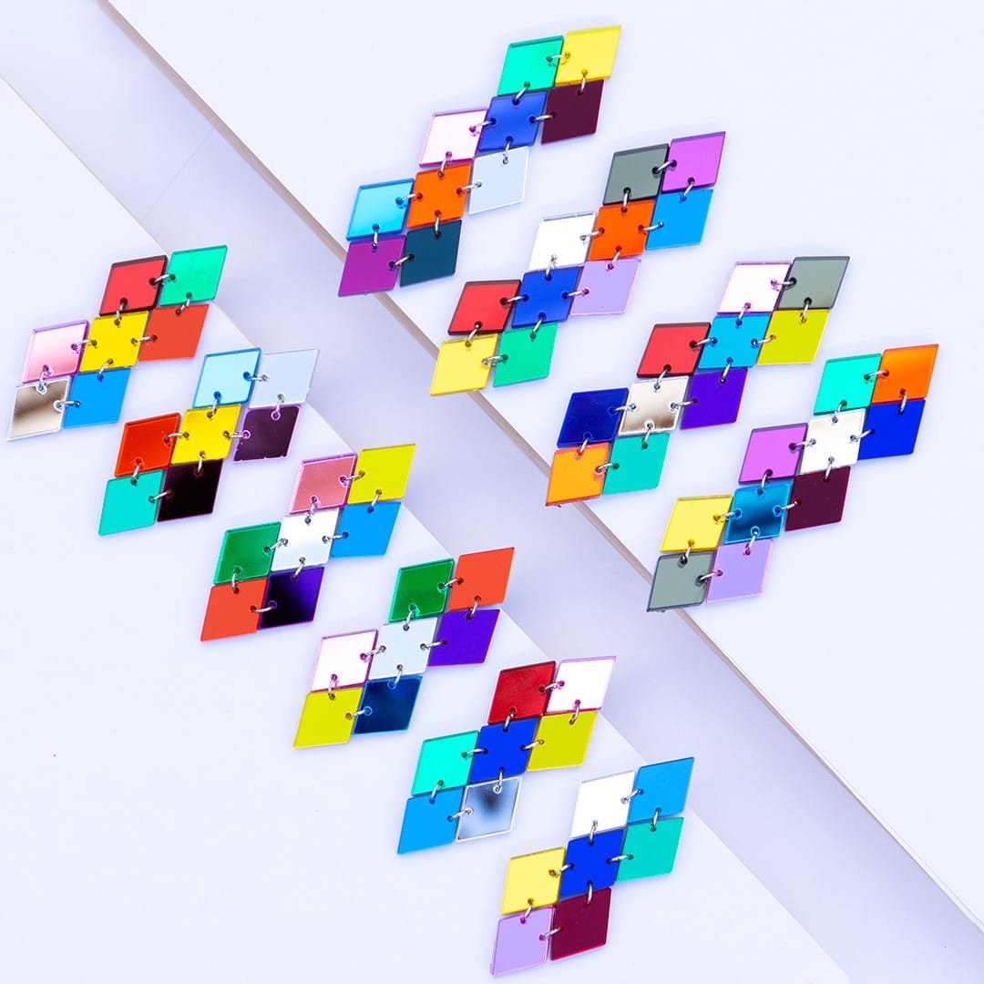 Pendientes cascada multicolor de metacrilato con forma alargada, versión larga y extralarga, fondo blanco.