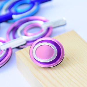 Anillo Elipse Multicolor rosa sobre soporte de madera
