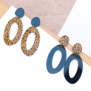Pendientes ovalados con animal print y base de metacrilato espejo azul