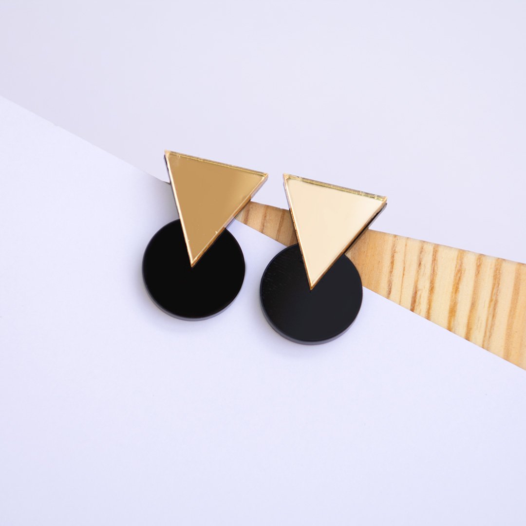 Pendientes Marte en dorado brillante y negro mate.