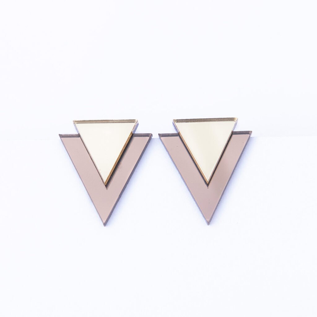Pendientes Venus triangulares en metacrilato espejo dorado y bronce.
